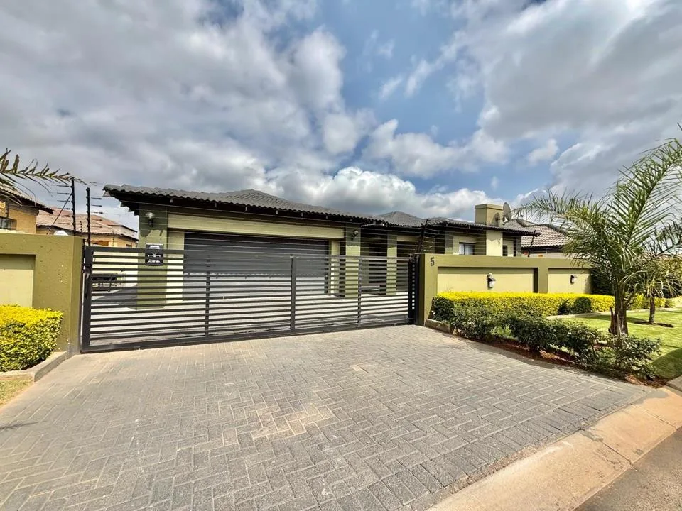 4 Bedroom House to rent in Aerorand