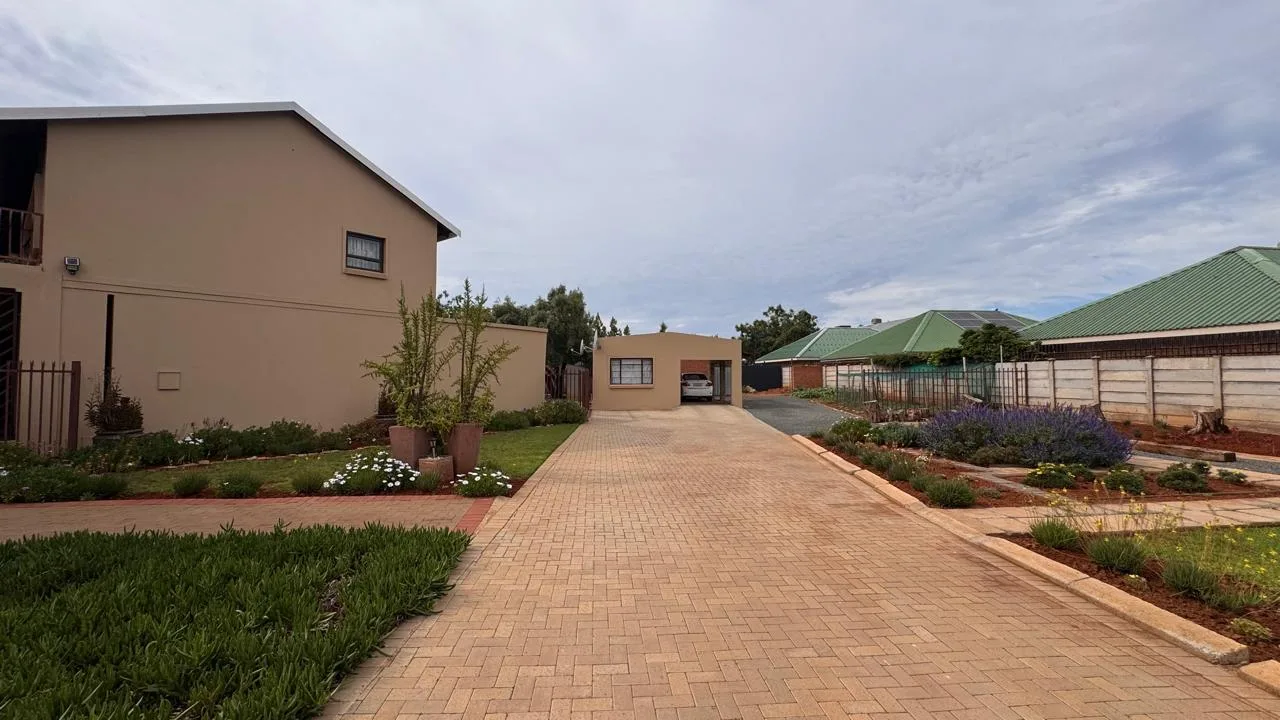 4 Bedroom House for sale in Rhodesdene