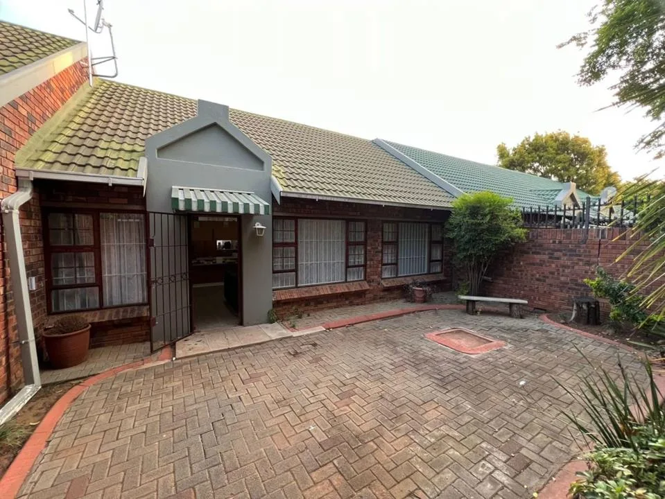 2 Bedroom Townhouse for sale in Universitas