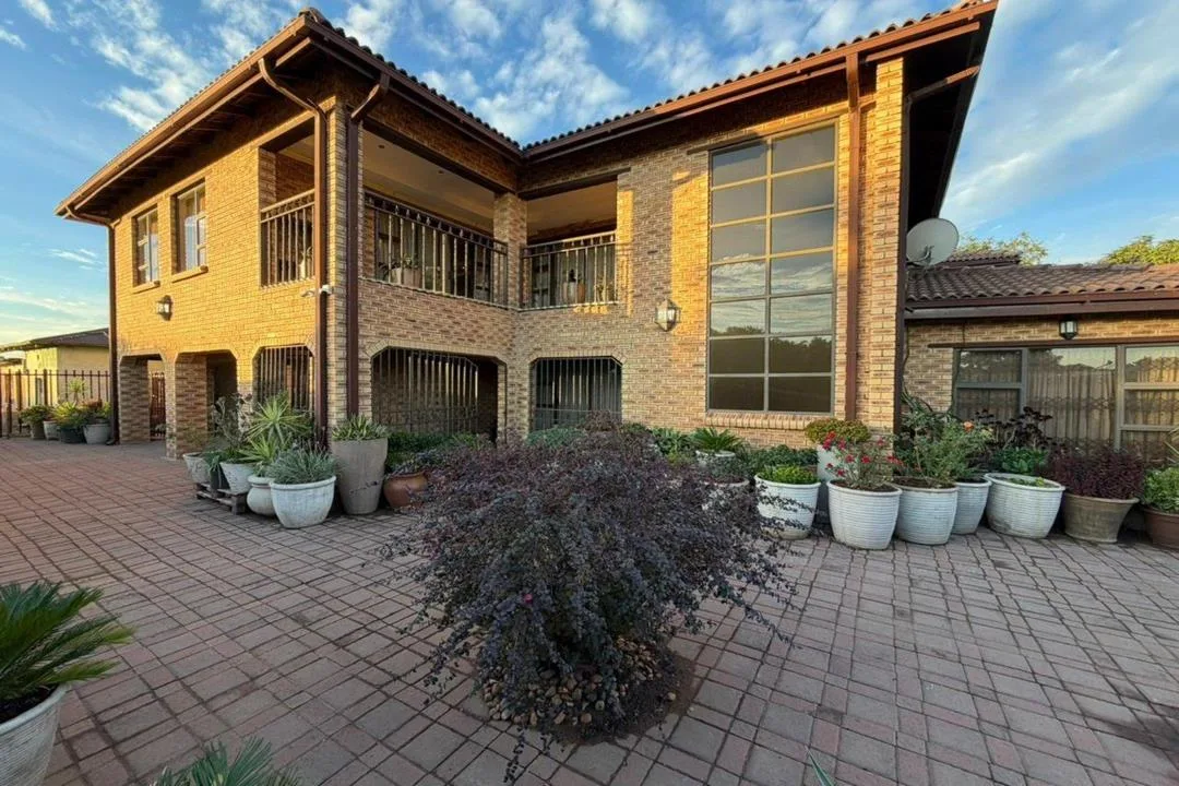 6 Bedroom House for sale in Bochabela