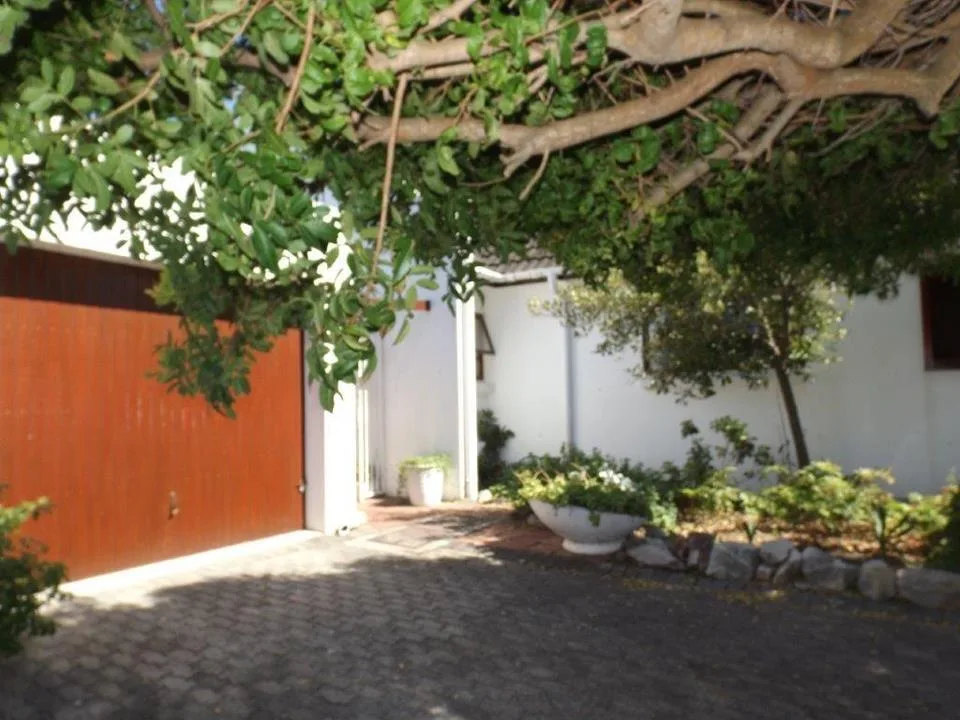 2 Bedroom House to rent in Eastcliff