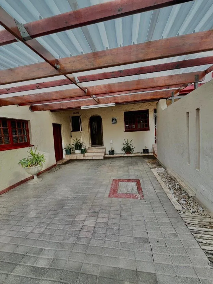 3 Bedroom House for sale in Kaffrarian Heights