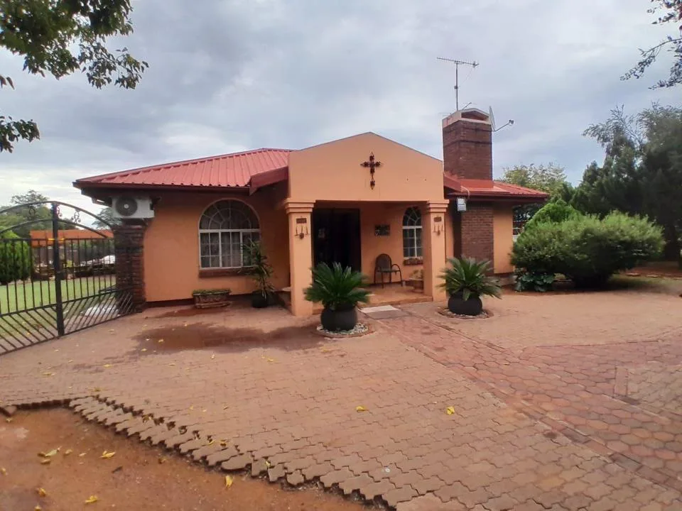 4 Bedroom House for sale in Kathu