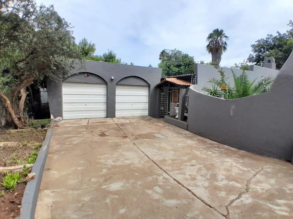 4 Bedroom House for sale in Kuruman