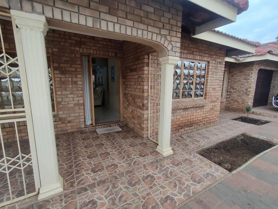 3 Bedroom House for sale in Akasia