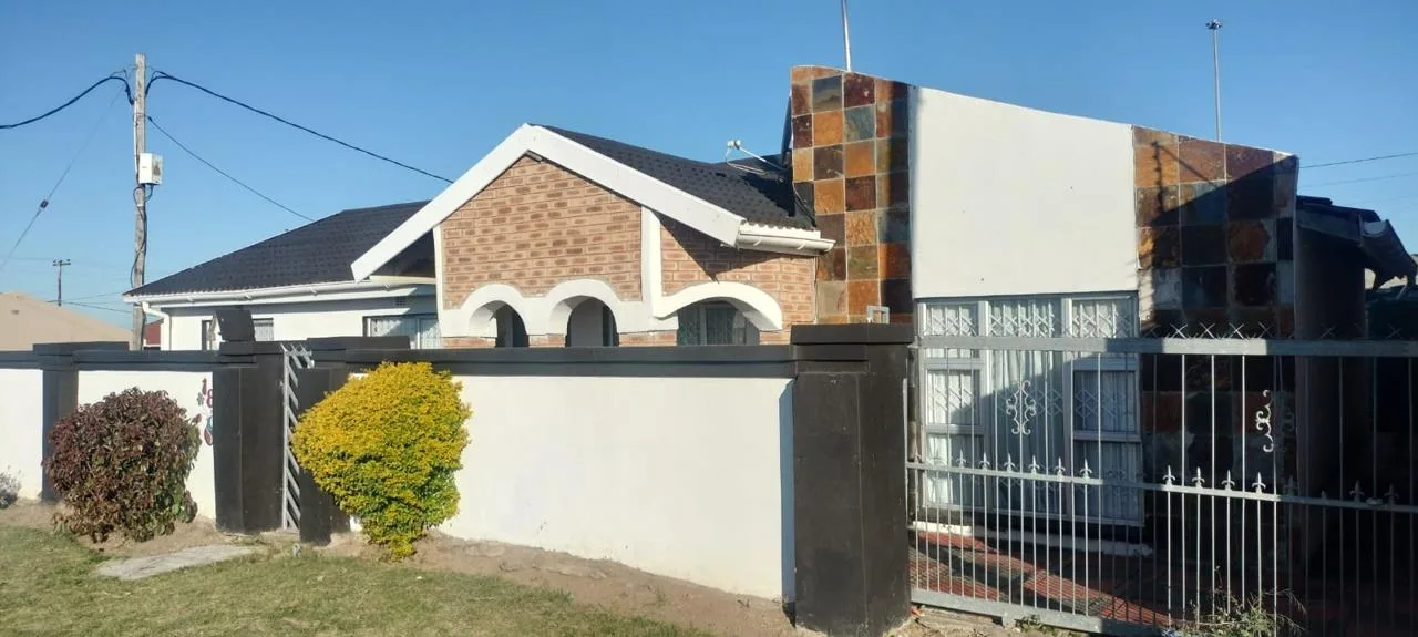 4 Bedroom House for sale in Mdantsane Nu 17