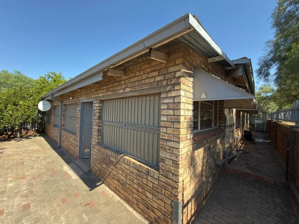 5 Bedroom House for sale in Beaconsfield