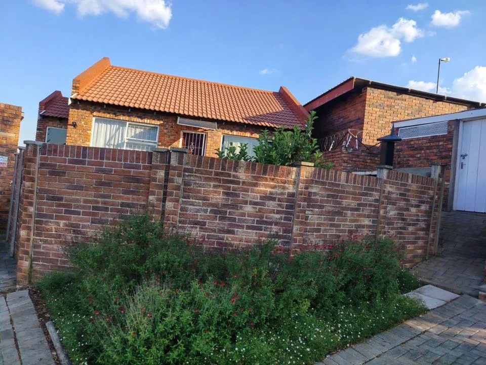 2 Bedroom Townhouse for sale in Langenhovenpark