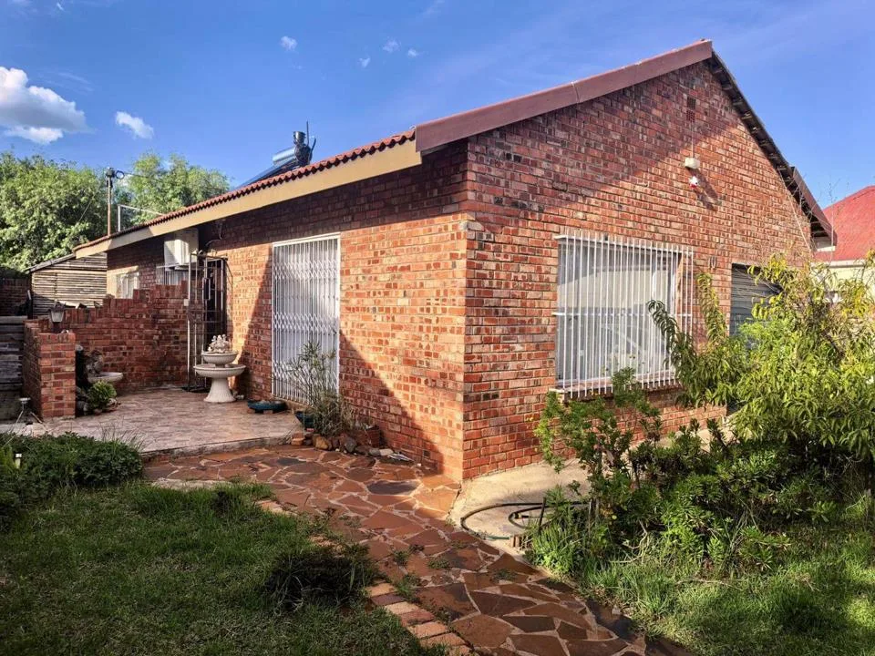 3 Bedroom House for sale in Beaconsfield