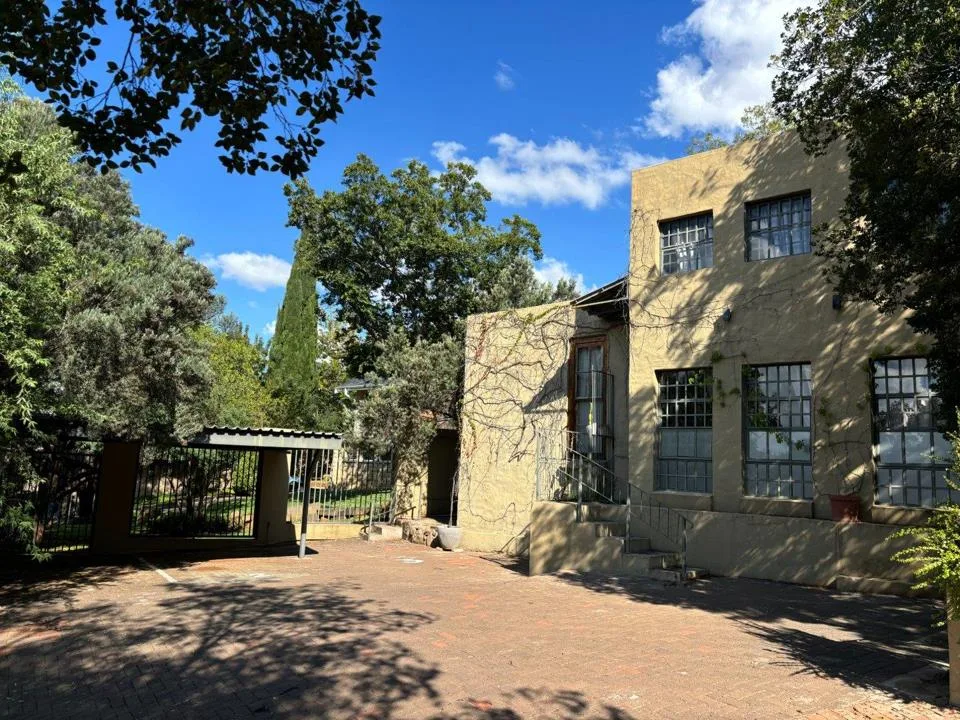 6 Bedroom House for sale in Bayswater