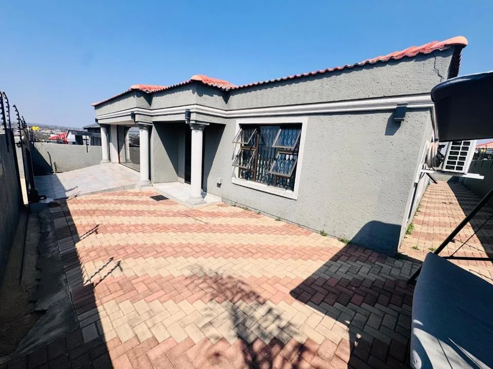 3 Bedroom House for sale in Mahlasedi Park