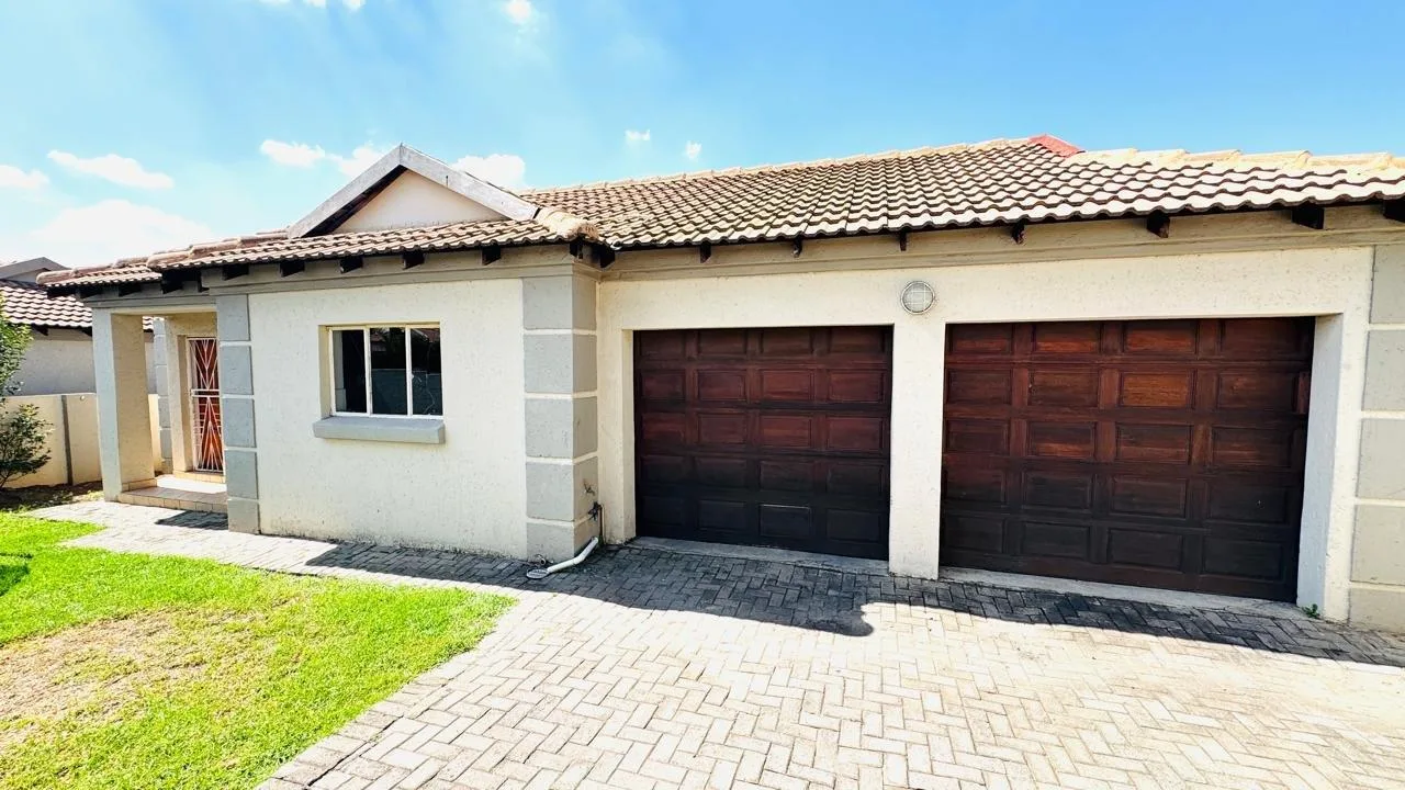 3 Bedroom Townhouse for sale in Hoeveld Park