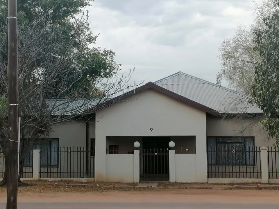 4 Bedroom House for sale in Olifantshoek