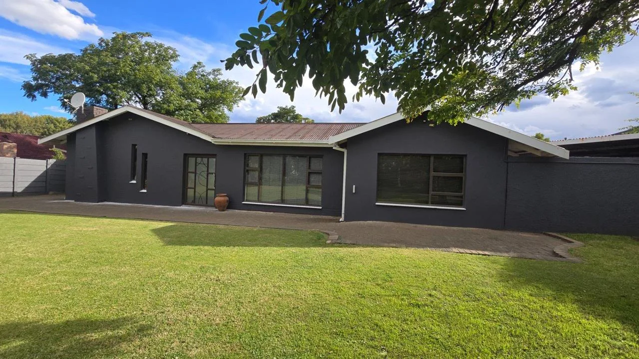 5 Bedroom House for sale in Bayswater