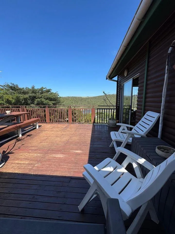 6 Bedroom House for sale in Cintsa East