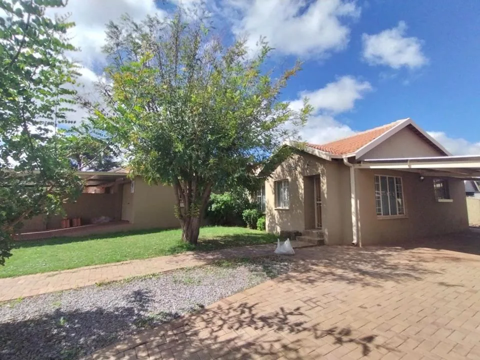 3 Bedroom House for sale in Kathu
