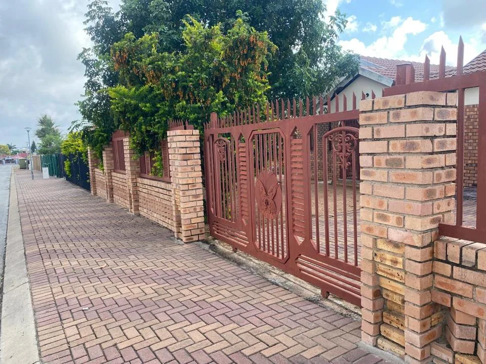 3 Bedroom House for sale in Madiba Park