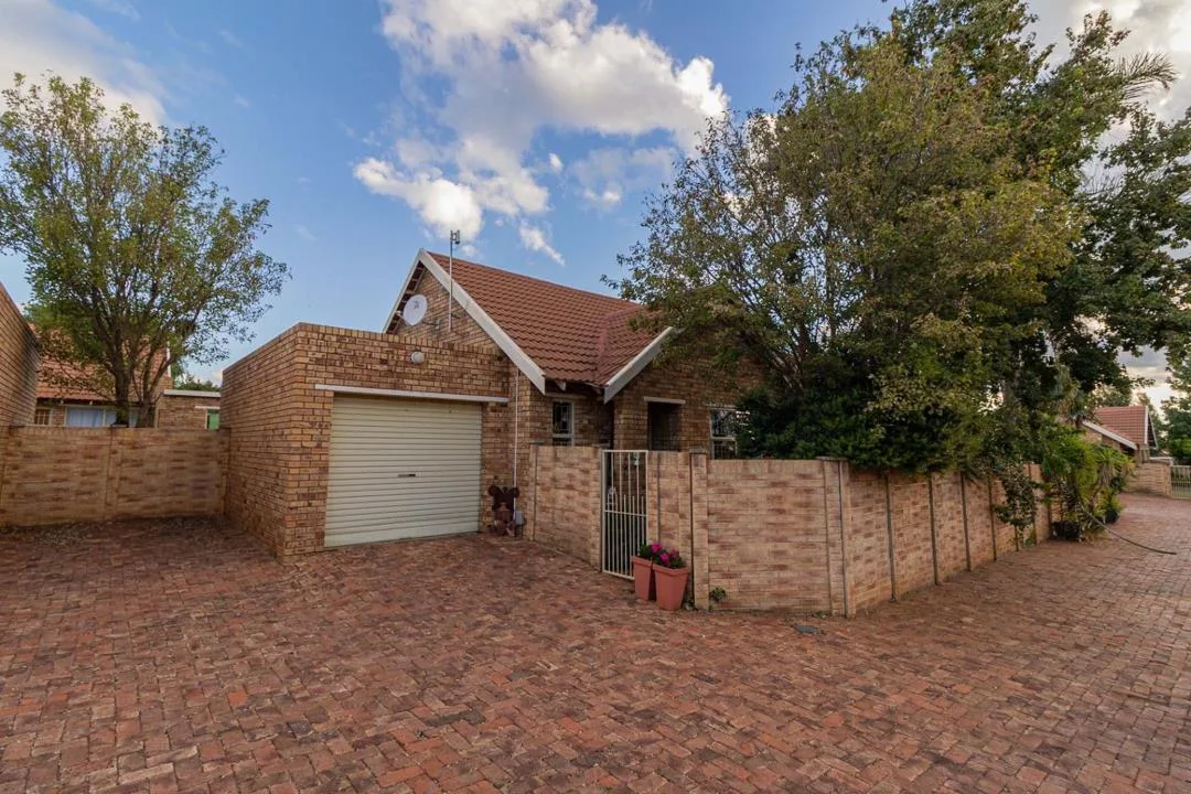 2 Bedroom Townhouse for sale in Langenhovenpark