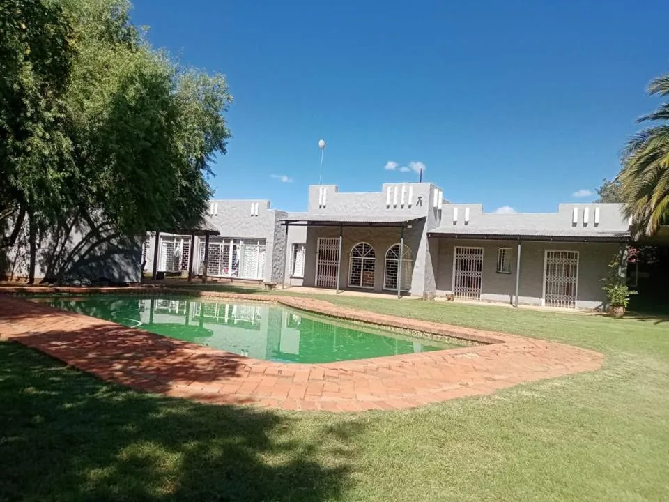 11 Bedroom House for sale in Universitas