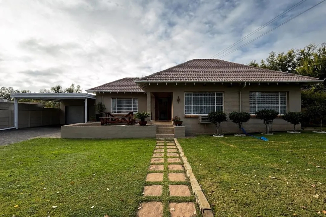 3 Bedroom House for sale in Dan Pienaar