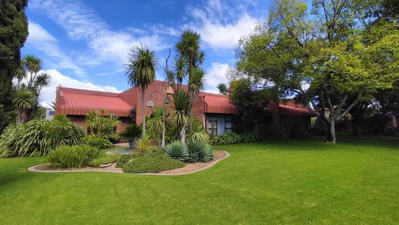 3 Bedroom House for sale in Riebeeckstad