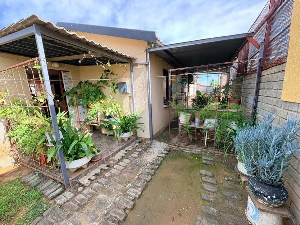 3 Bedroom House for sale in Roodepan