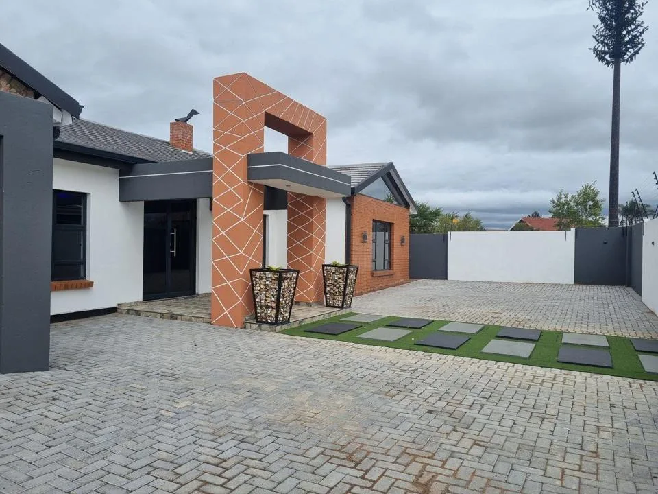 4 Bedroom House for sale in Aerorand