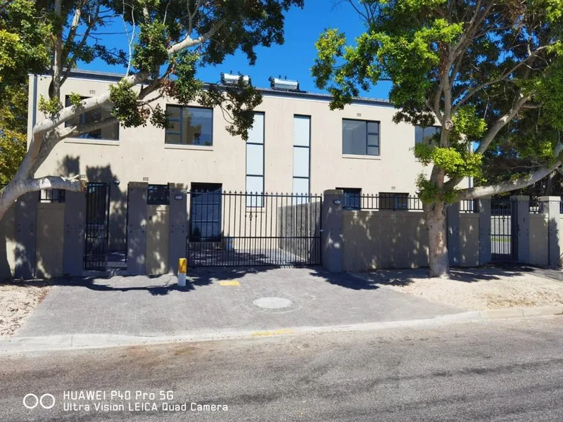3 Bedroom Townhouse to rent in Constantia