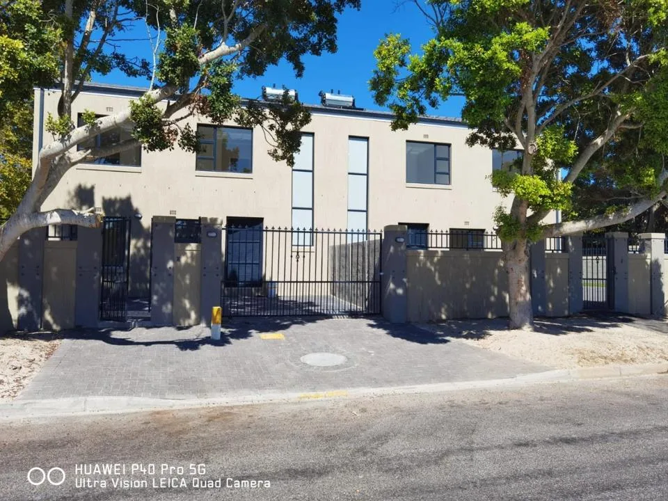 3 Bedroom Townhouse to rent in Constantia