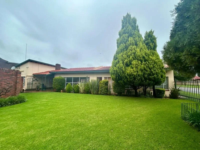 8 Bedroom House for sale in Meiringspark