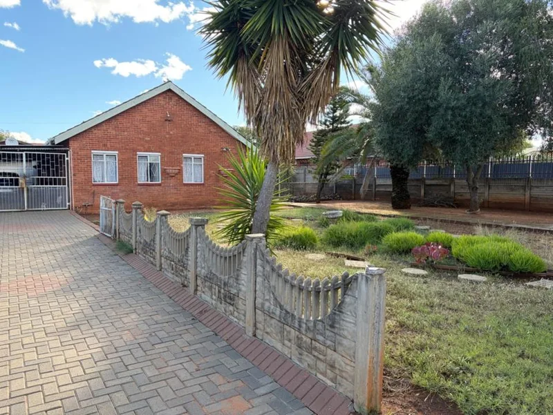4 Bedroom House for sale in Beaconsfield