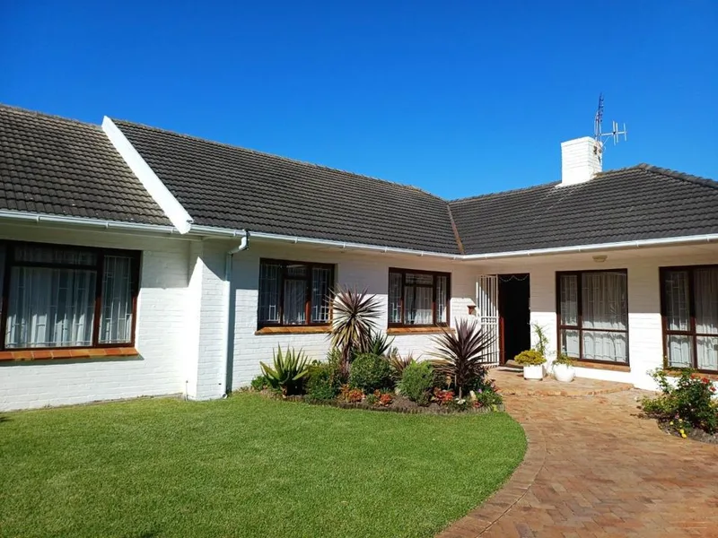 4 Bedroom House to rent in Bergvliet