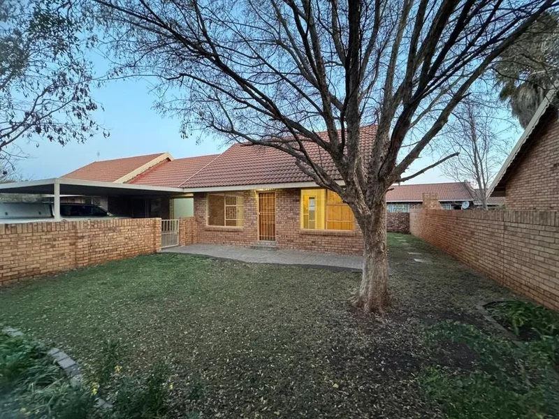 2 Bedroom Townhouse for sale in Langenhovenpark