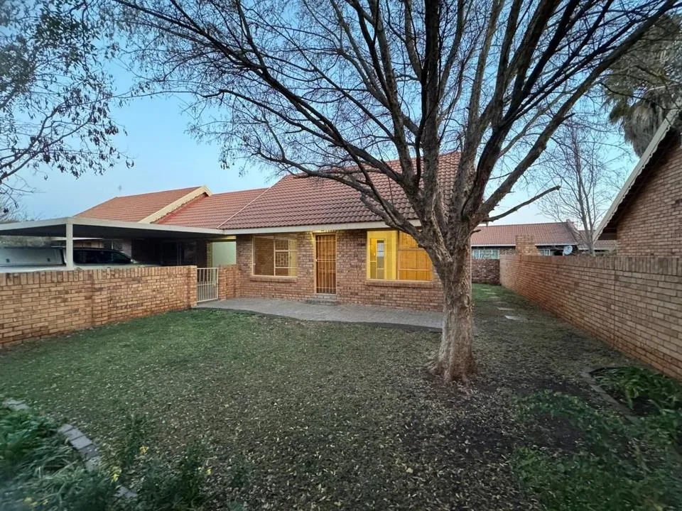 2 Bedroom Townhouse for sale in Langenhovenpark