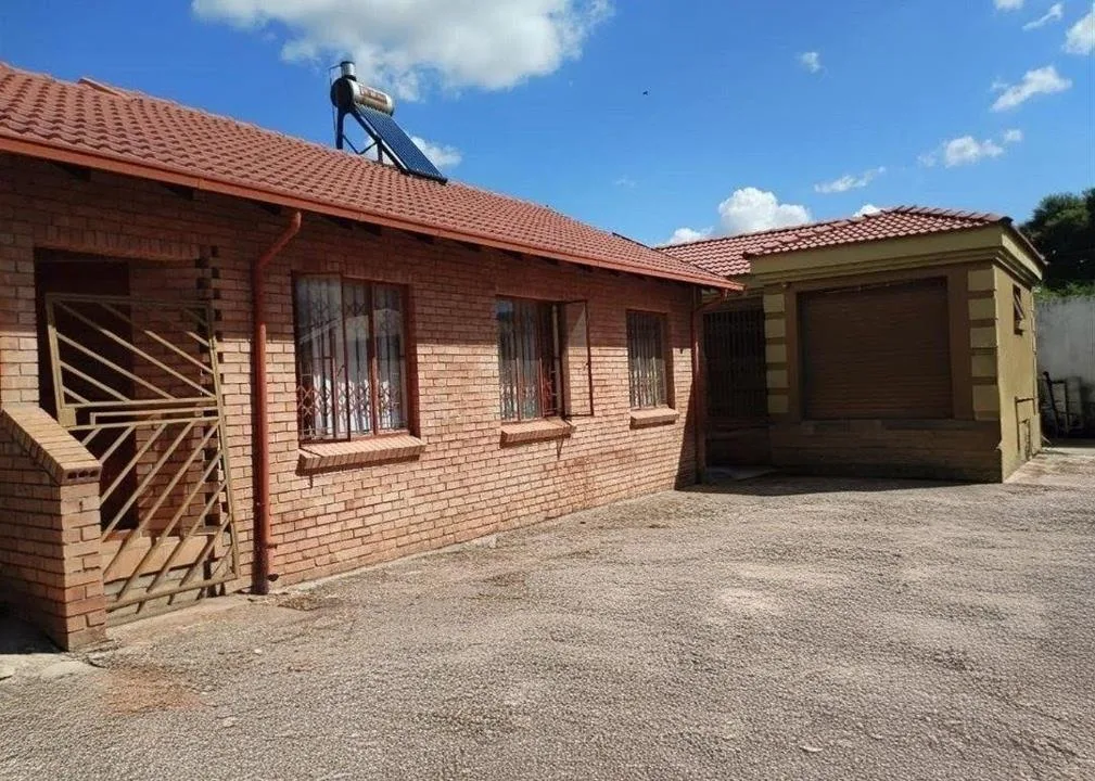 6 Bedroom House for sale in Ivy Park