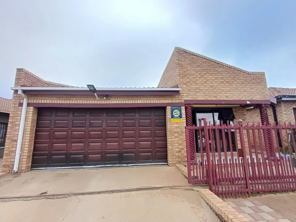 3 Bedroom House for sale in Blomanda