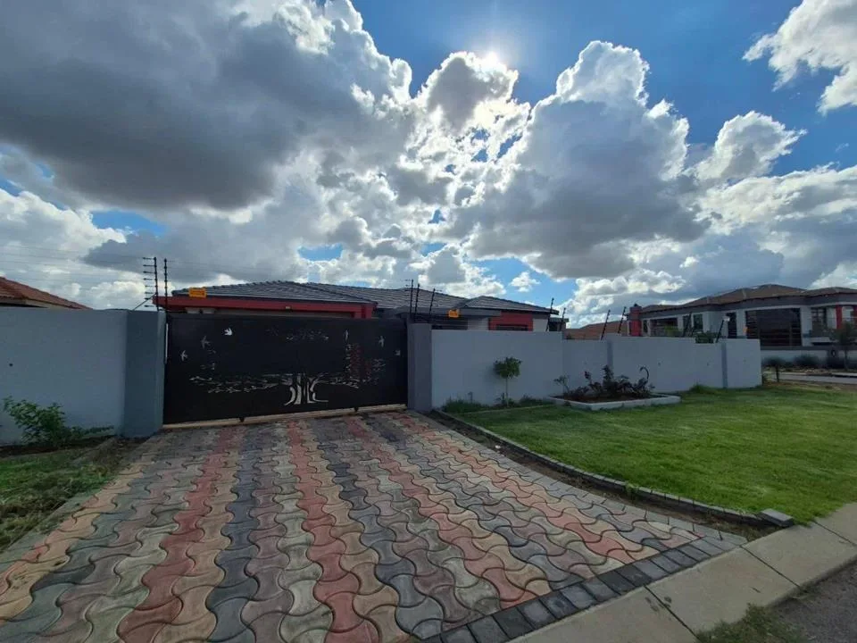 4 Bedroom House for sale in Aerorand