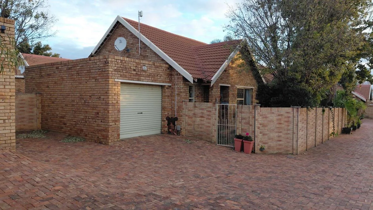 2 Bedroom Townhouse for sale in Langenhovenpark