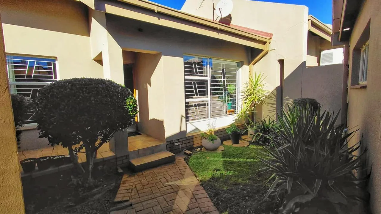 2 Bedroom Townhouse for sale in Langenhovenpark
