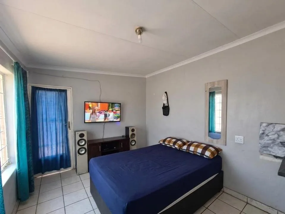 9 Bedroom House for sale in Beaconsfield