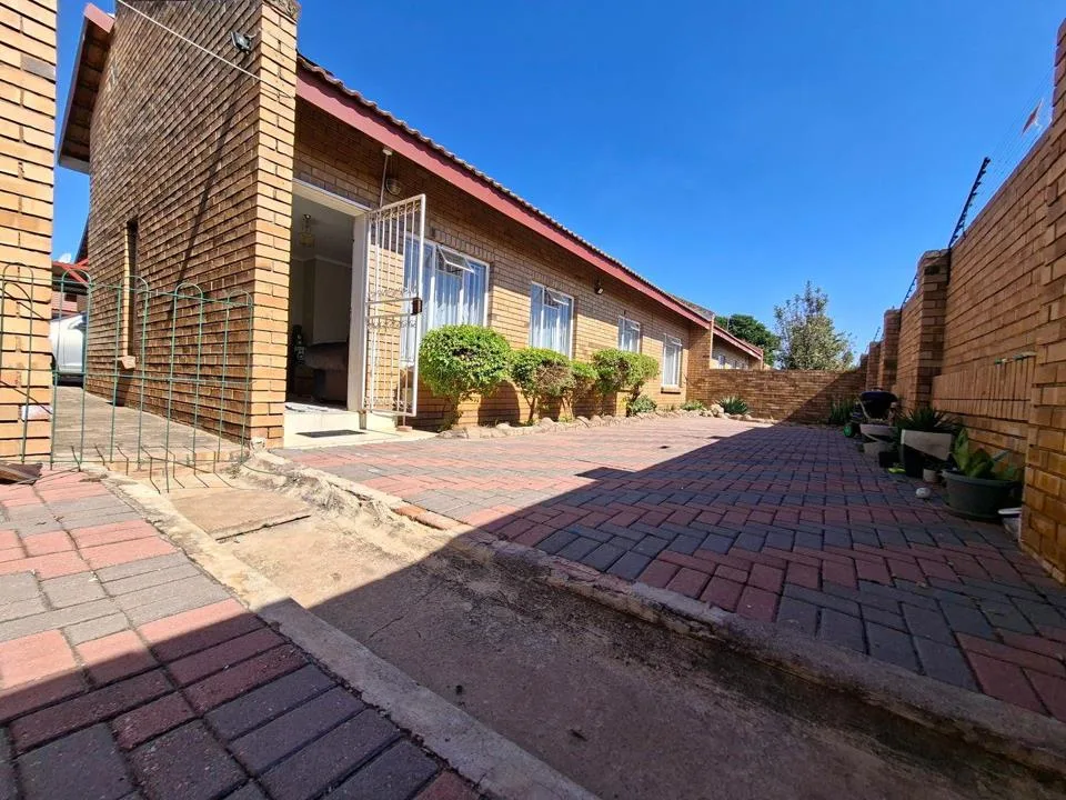 3 Bedroom Townhouse for sale in Annadale