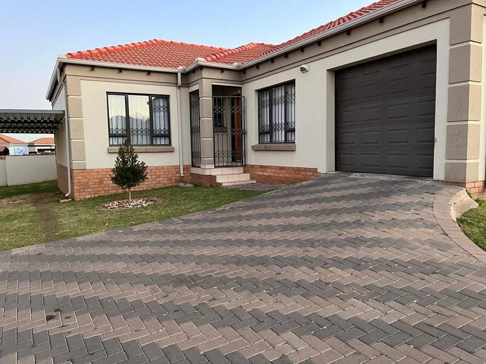 3 Bedroom House for sale in Jackaroo Park