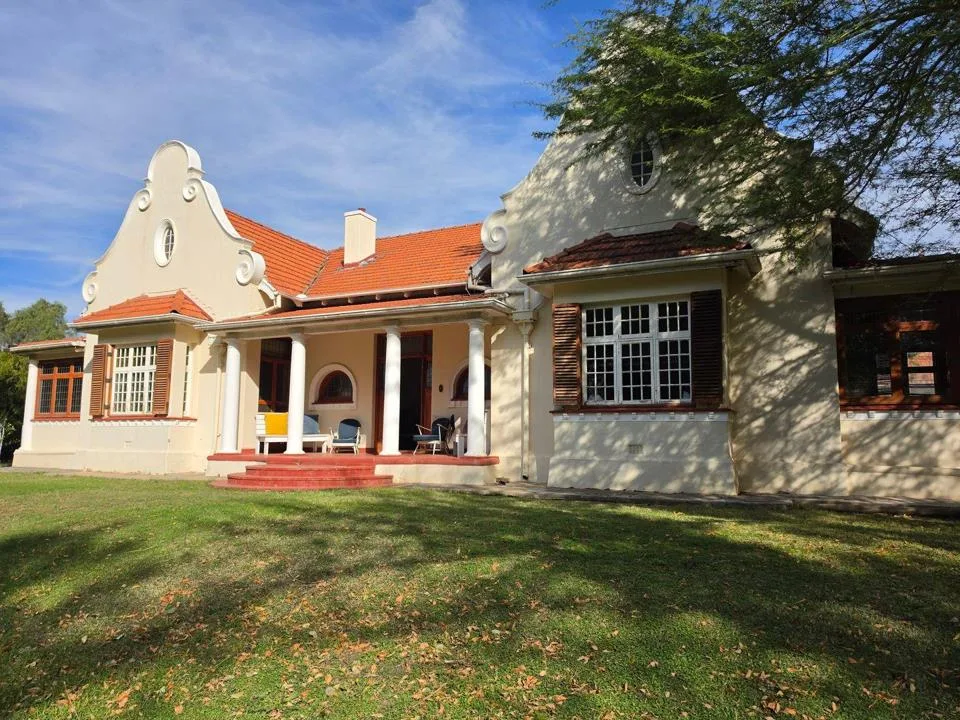6 Bedroom House for sale in Graaff-Reinet