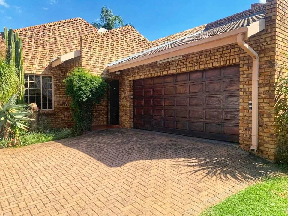 3 Bedroom House for sale in Aerorand