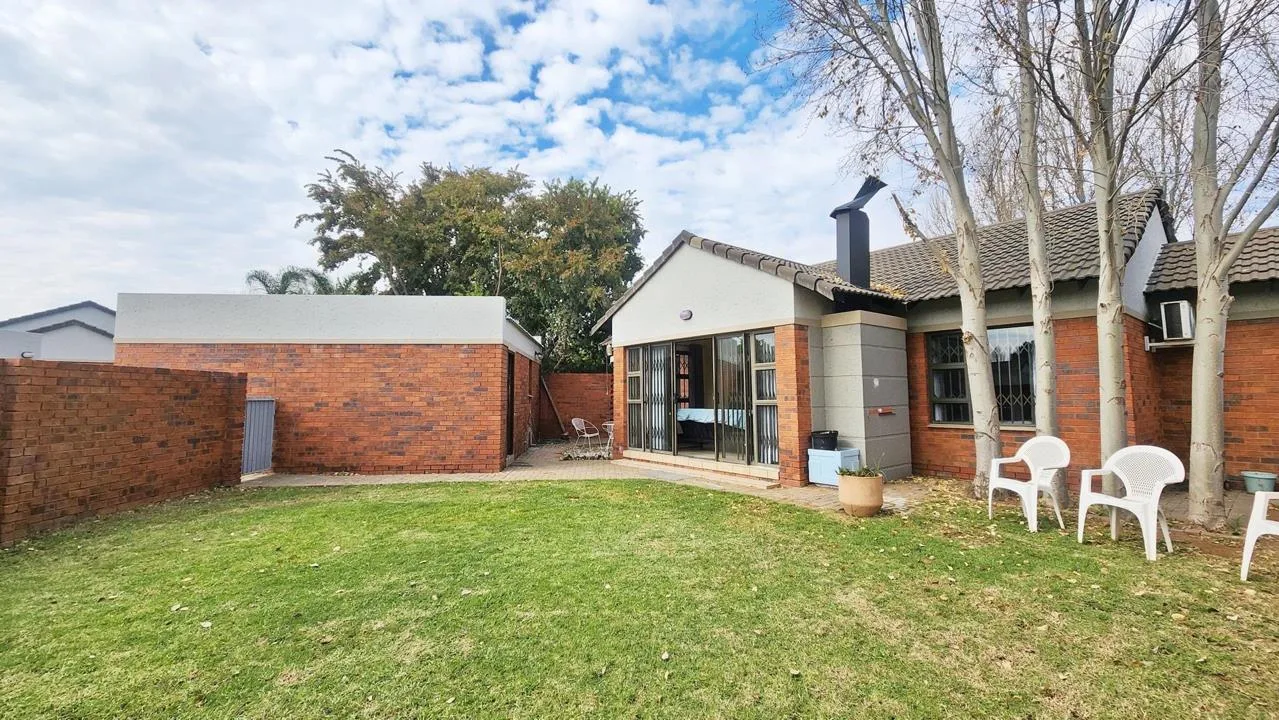 2 Bedroom Townhouse for sale in Langenhovenpark