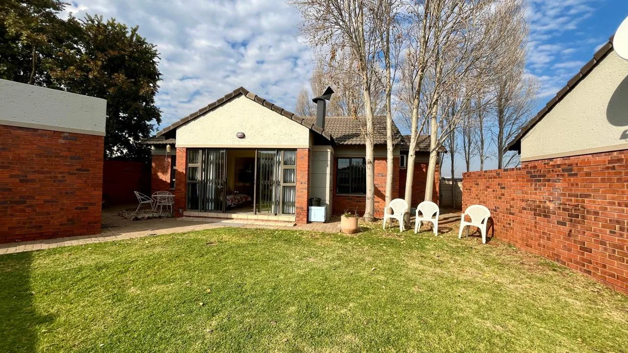2 Bedroom Townhouse for sale in Langenhovenpark
