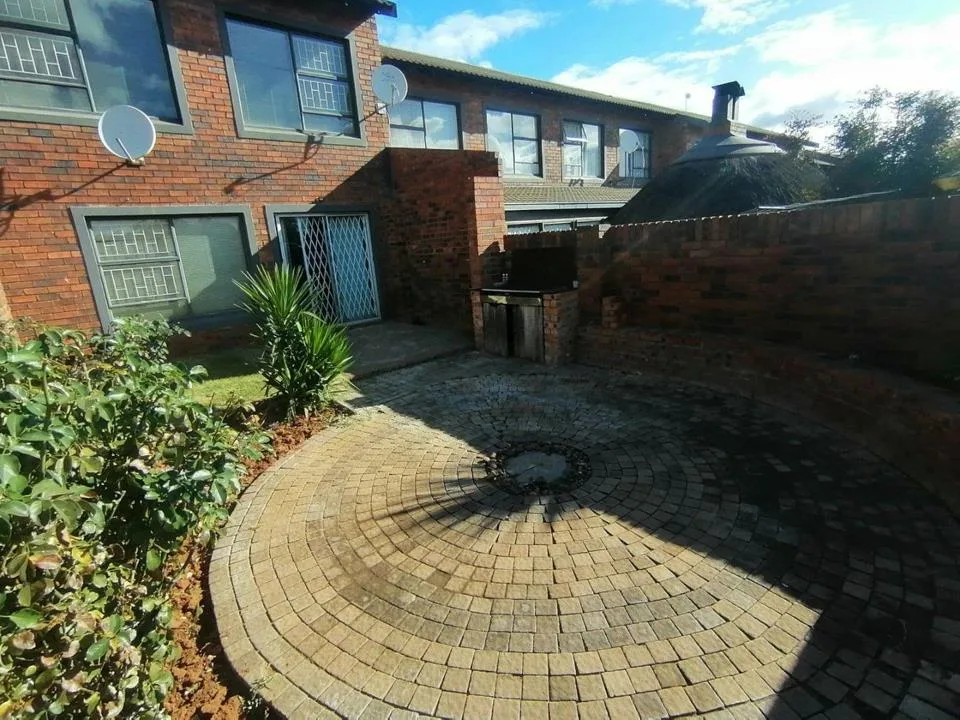 2 Bedroom Townhouse for sale in Langenhovenpark