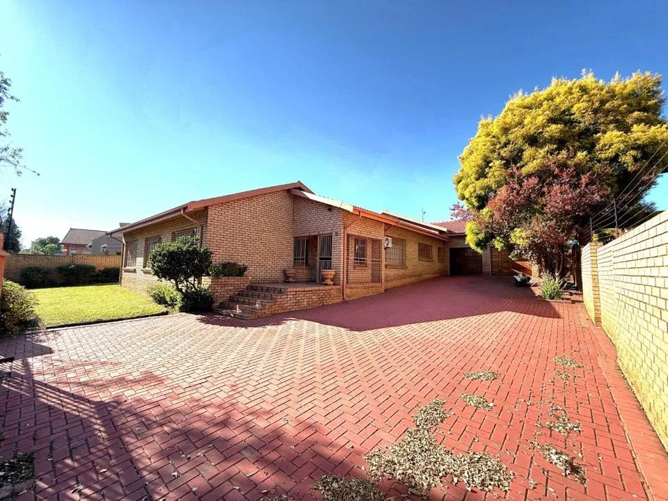 4 Bedroom House for sale in Eastdene