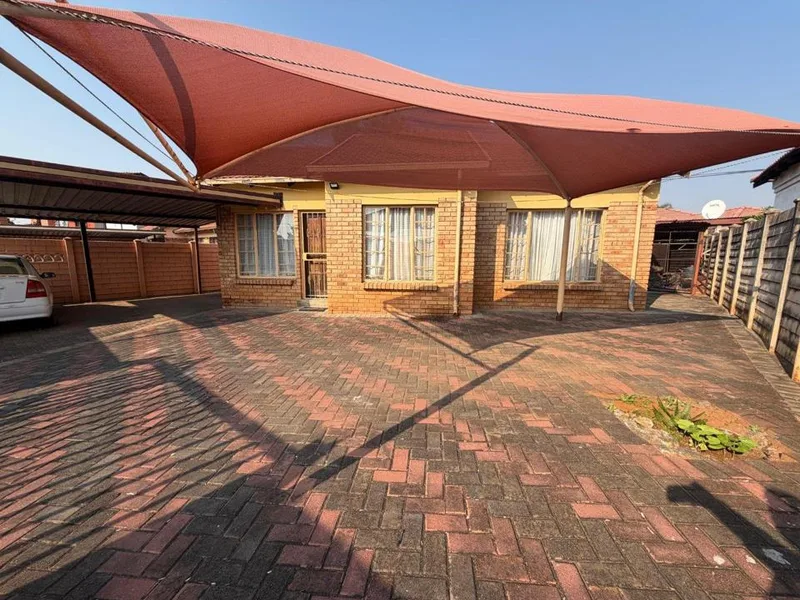 3 Bedroom House for sale in Geelhoutpark