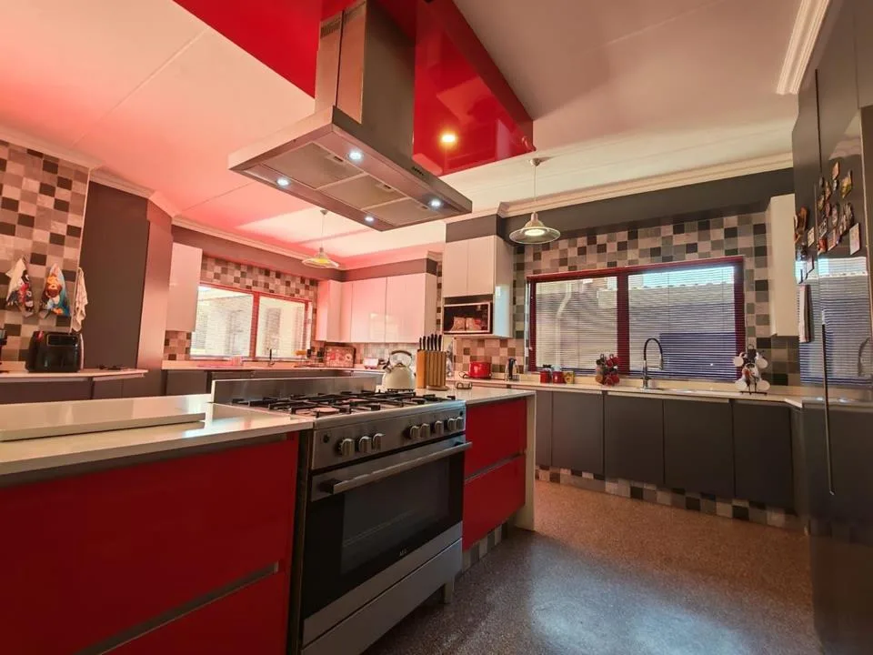 6 Bedroom House for sale in Sunward Park